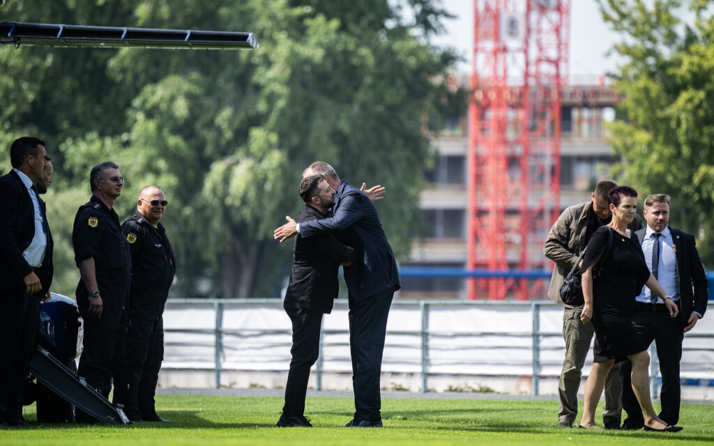 Bundeskanzler Friedrich Merz (r, CDU) begrüßt Wolodymyr Selenskyj, Präsident der Ukraine, bei dessen Ankunft im Garten des Bundeskanzleramtes in Berlin begrüßt. Selenskyj nimmt an virtuellen Beratungen europäischer Staats- und Regierungschefs mit Blick auf das Treffen von US-Präsident Trump und dem russischen Präsidenten Putin teil.