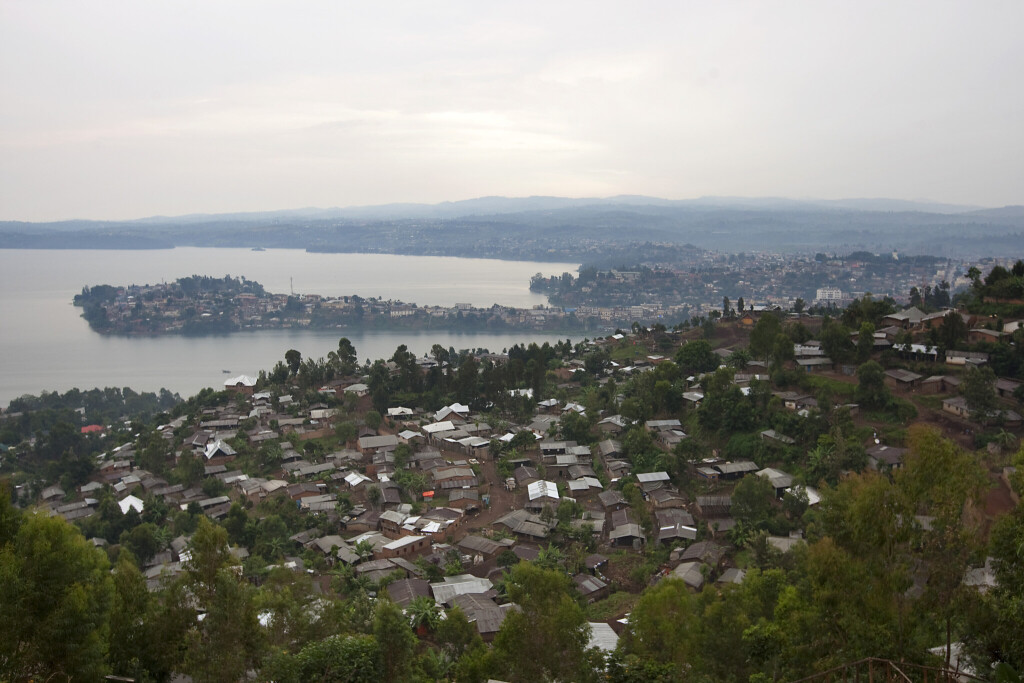 Ansicht von oben auf die Provinzhauptstadt Bukavu in der Demokratischen Republik Kongo.