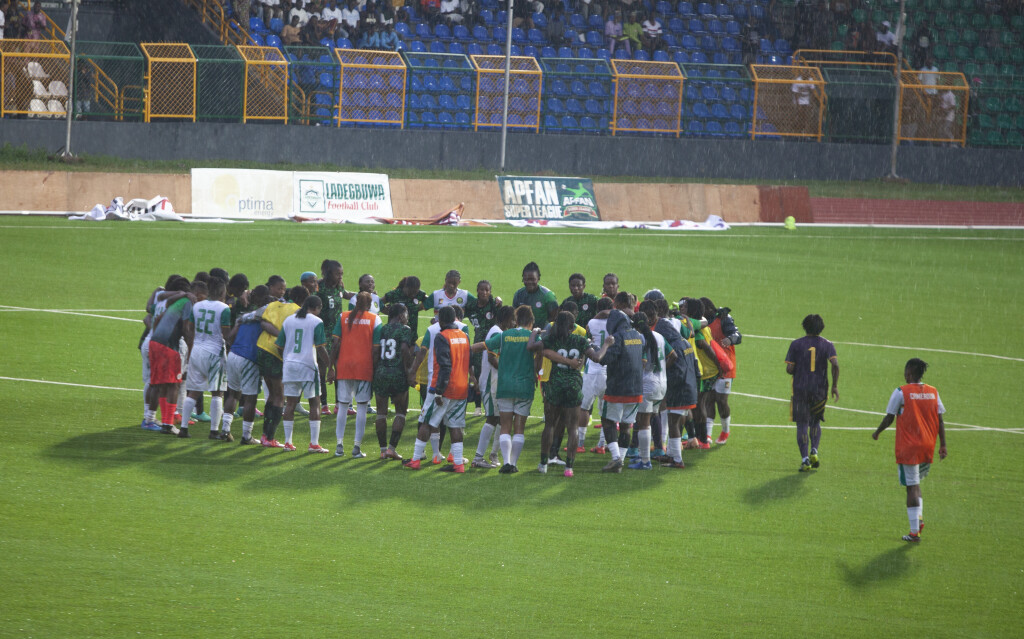 Die Spielerinnen der nigerianischen Frauen-Nationalmannschaft, den Super Falcons und die kamerunische Frauen-Nationalelf: Indomitable Lioness, versammeln sich nach einem Freundschaftsspiel Anfang Juni.