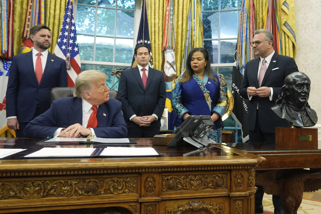 Trump im Gespräch Afrika-Senior Advisor Massad Boulos, während (von links) Vizepräsident JD Vance, Außenminister Marco Rubio und Kongos Außenministerin Therese Kayikwamba zuhören.