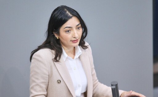 Reem Alabali-Radovan (SPD) spricht im Bundestag während der Debatte über den Haushalt.