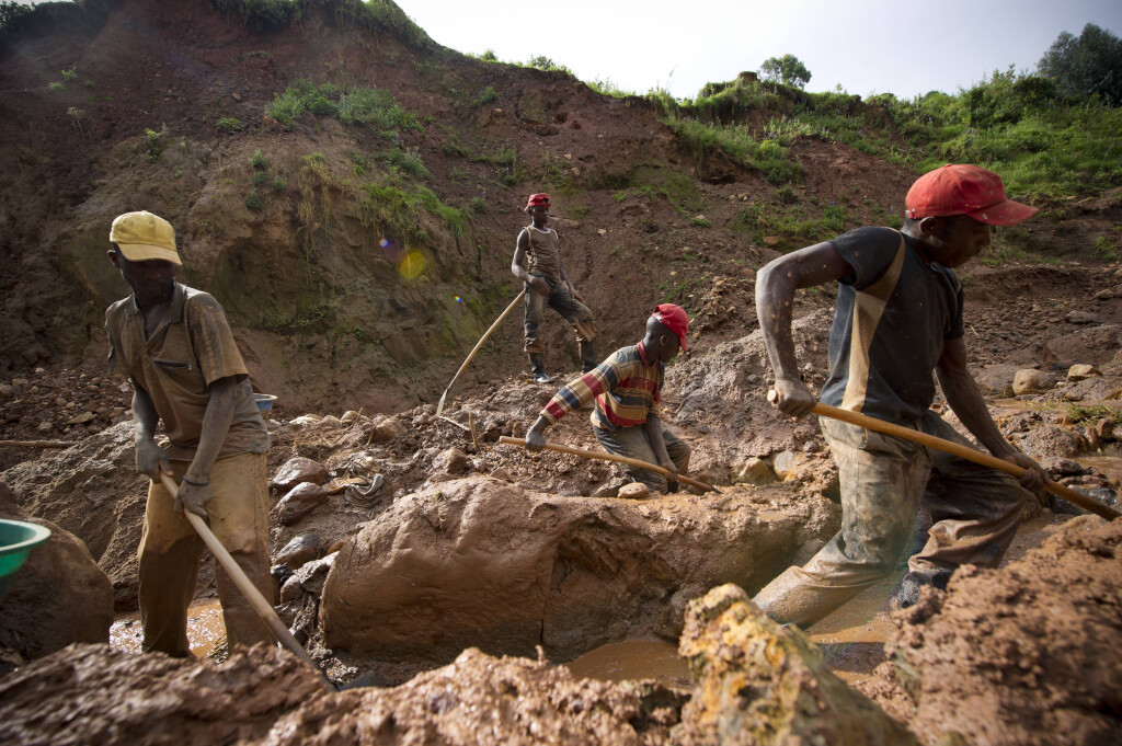 In Nord-Kivu bauen Minenarbeiter Coltan ab.