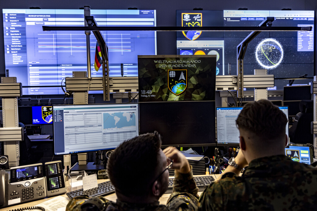 Zwei Soldaten der Bundeswehr sitzen im Weltraumlagezentrum der Bundeswehr vor mehreren Monitoren und überwachen den Wiedereintritt eines ausrangierten Batteriepakets der ISS in die Erdatmosphäre.