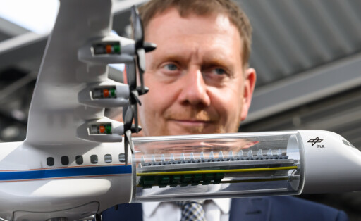 Michael Kretschmer (CDU), Ministerpräsident von Sachsen, steht beim 19. Tag der Deutschen Luft- und Raumfahrtregionen am Flughafen Dresden International an einem Modell „H2 Electra“ des Deutschen Zentrums für Luft- und Raumfahrt (DLR), welches die hohe technische Komplexität neuartiger Antriebssysteme visualisiert.