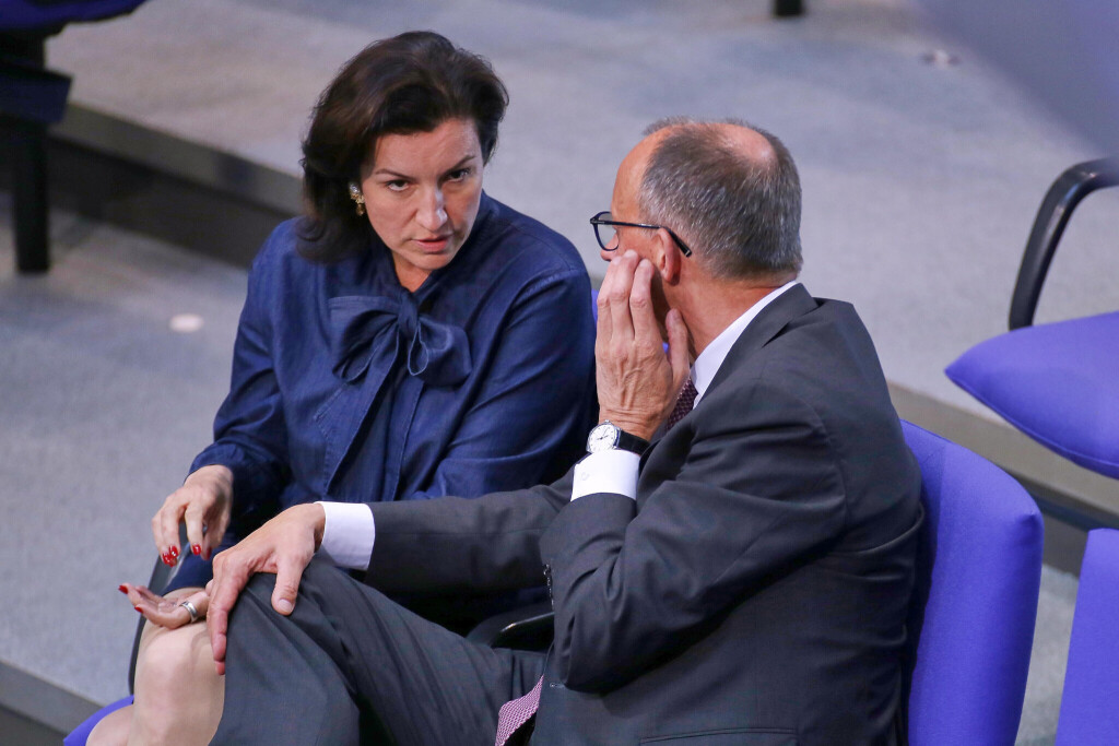 Forschungsministerin Dorothee Bär im Gespräch mit Bundeskanzler Friedrich Merz im Bundestag