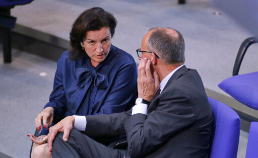 Forschungsministerin Dorothee Bär im Gespräch mit Bundeskanzler Friedrich Merz im Bundestag