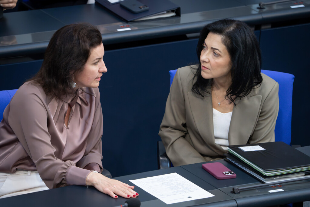 Katherina Reiche, Bundesministerin fuer Wirtschaft und Energie im Gespraech mit Dorothee Baer, Bundesministerin fuer Forschung, Technologie und Raumfahrt auf der Regierungsbank bei der 3. Sitzung des Deutschen Bundestag in Berlin, 14.05.2025