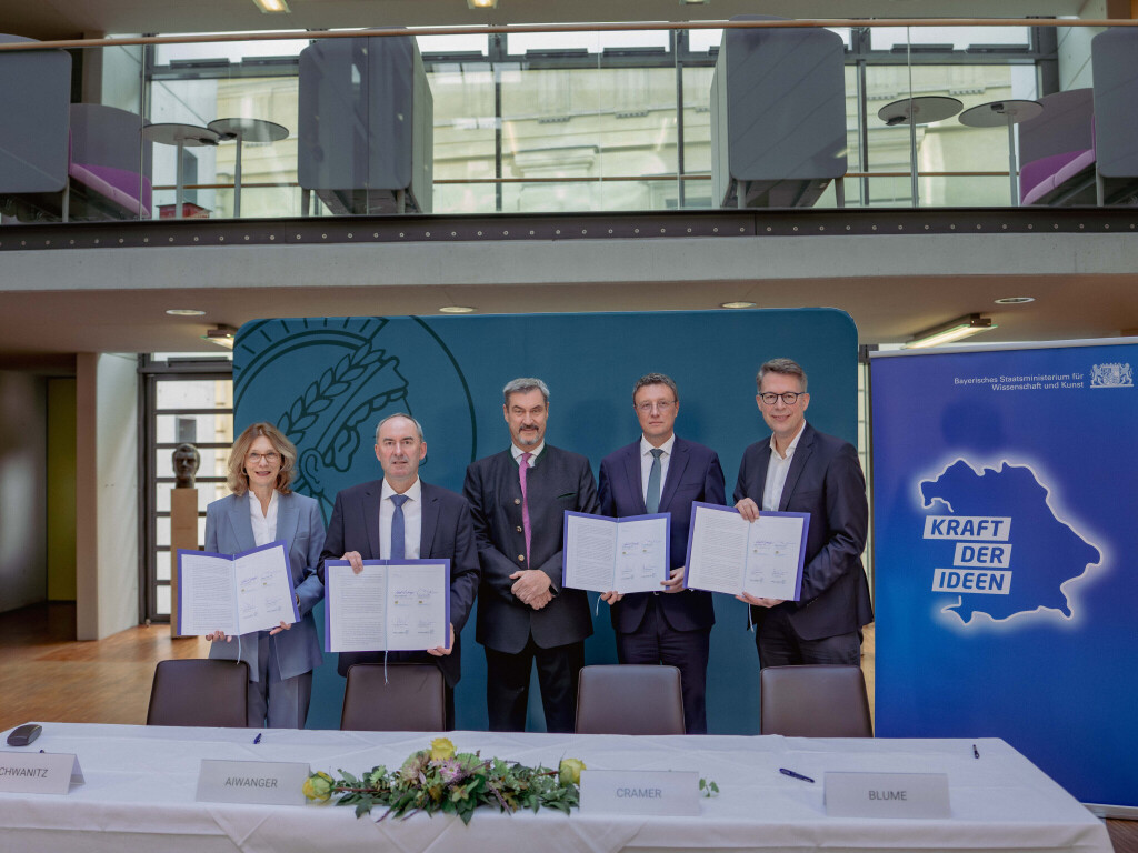Bei der Unterzeichnung des Memorandum of Understanding jeweils v.l.n.r. MPG-Generalsekretärin Dr. Simone Schwanitz, Wirtschaftsminister Hubert Aiwanger, Ministerpräsident Dr. Markus Söder, MPG-Präsident Prof. Dr. Patrick Cramer, Wissenschaftsminister Markus Blume