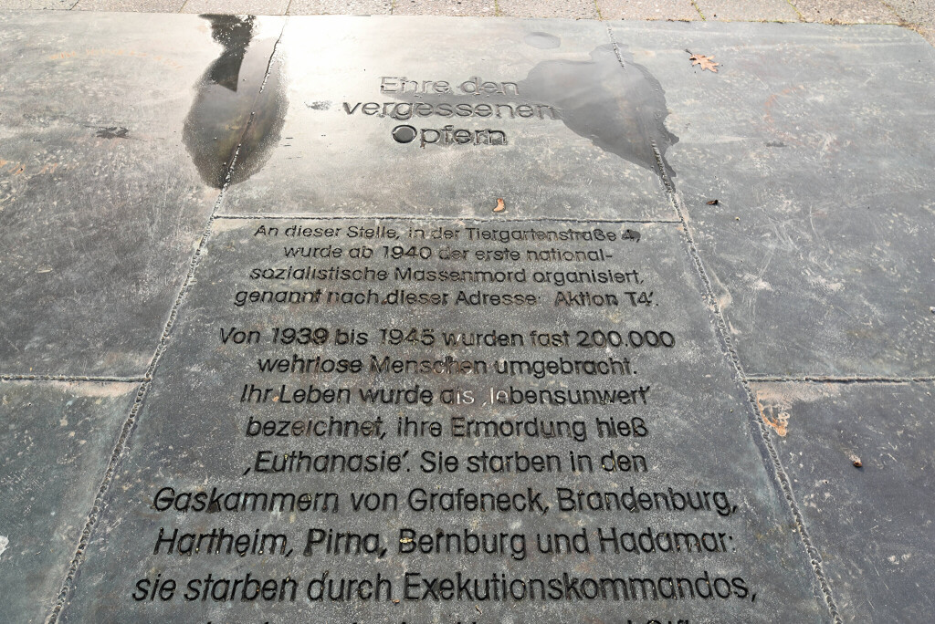 n der Berliner Tiergartenstraße 4 befindet sich der Gedenk- und Informationssort für die Opfer der nationalsozialistischen Euthanasie-Morde. Im Boden ist eine Gedenktafel eingelassen, auf der das intern als Aktion T4 bezeichnetet Mordprogramm beschrieben wird.