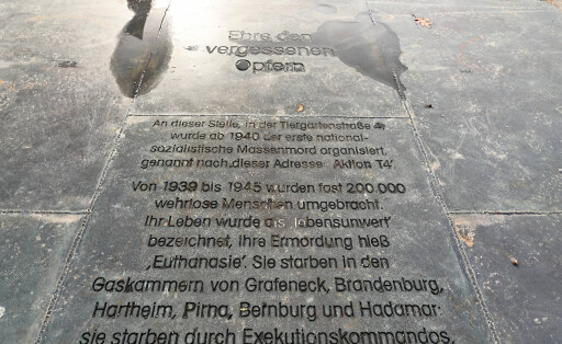 n der Berliner Tiergartenstraße 4 befindet sich der Gedenk- und Informationssort für die Opfer der nationalsozialistischen Euthanasie-Morde. Im Boden ist eine Gedenktafel eingelassen, auf der das intern als Aktion T4 bezeichnetet Mordprogramm beschrieben wird.