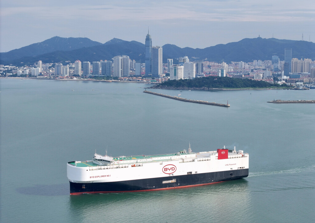 Der BYD Autofrachter Explorer 1 verlässt den Hafen von Yantai