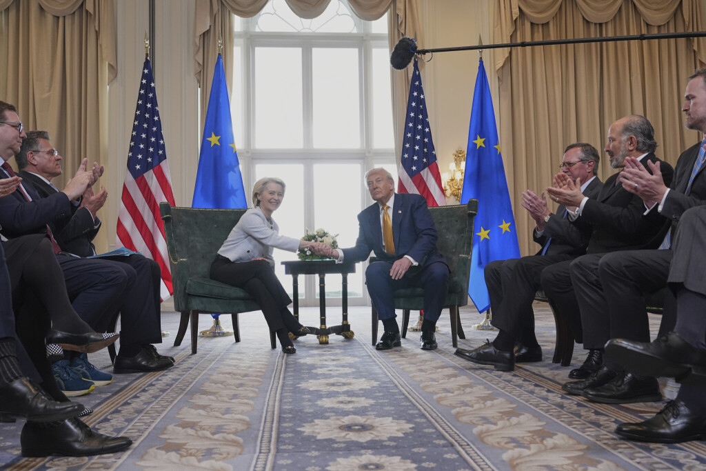 Kommissionspräsidentin Ursula Von der Leyen und US-Präsident Donald Trump beim Handschlag über die Zoll-Einigung.