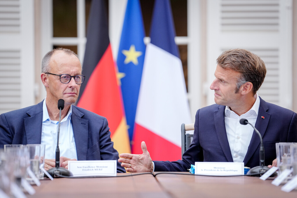 Bundeskanzler Friedrich Merz (CDU, l) wird von Frankreichs Präsident Emmanuel Macron im Fort de Bregancon, einer Residenz des französischen Präsidenten an der südfranzösischen Cote d’Azur, zum Abendessen empfangen. Die Regierungen beider Länder kommen am 29.08.2025 zum sogenannten Ministerrat in der südfranzösischen Küstenstadt Toulon zusammen. ...