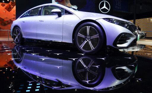 Ein Fahrzeug von Mercedes-Benz wird auf der 4. China International Import Expo (CIIE) 2021 in Shanghai ausgestellt.