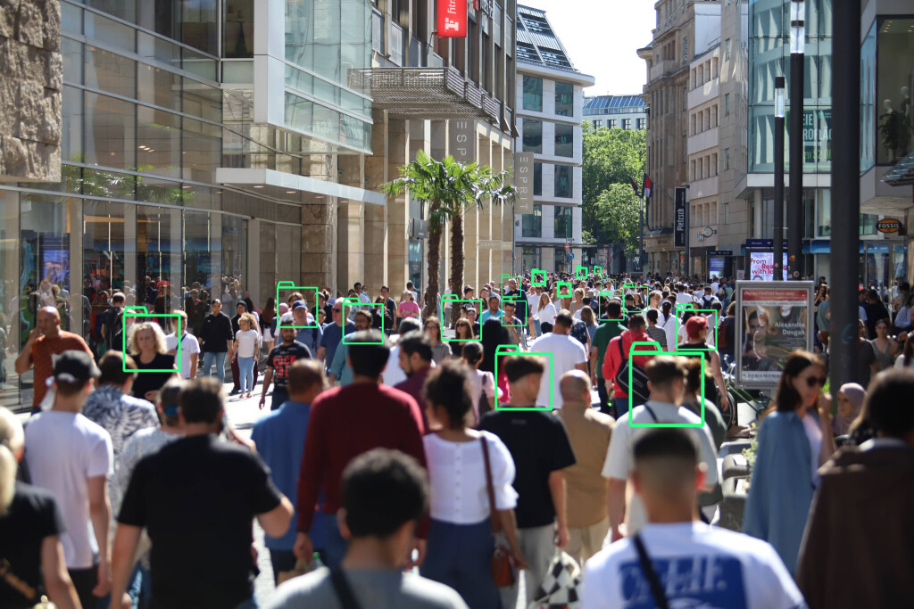 EU arbeitet an Regulierung für Künstliche Intelligenz Fotomontage Symbolbild: Illustration von Datenordnern über unscharfen Menschengesichtern als Symbol für die Gefahren von Künstlicher Intellligenz zur Analyse großer Datenmengen am 14.05.23 in Deutschland. *