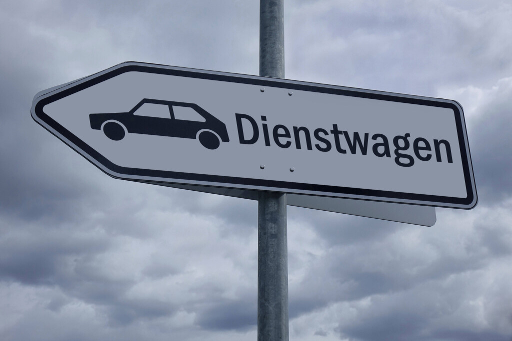 Wegweiser mit Schriftzug Dienstwagen Wegweiser mit Schriftzug Dienstwagen, 05.12.2023, Borkwalde, Brandenburg, Auf einem Wegweiser befindet sich ein Autopiktogramm mit dem Schriftzug Dienstwagen. *** Signpost with lettering company car Signpost with lettering company car, 05 12 2023, Borkwalde, Brandenburg, On a signpost there is a car pictogram with the lettering company car