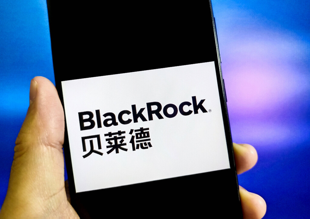 Das Blackrock-Logo in Englisch und Chinesisch schwarz auf weißem Hintergrund.