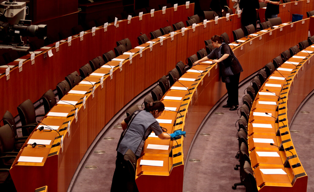 Auch die Putzkräfte im Europaparlament in Brüssel sind ausgelagert. In den letzten Jahren gab es immer wieder Debatten über ihre schlechten Arbeitsbedingungen.