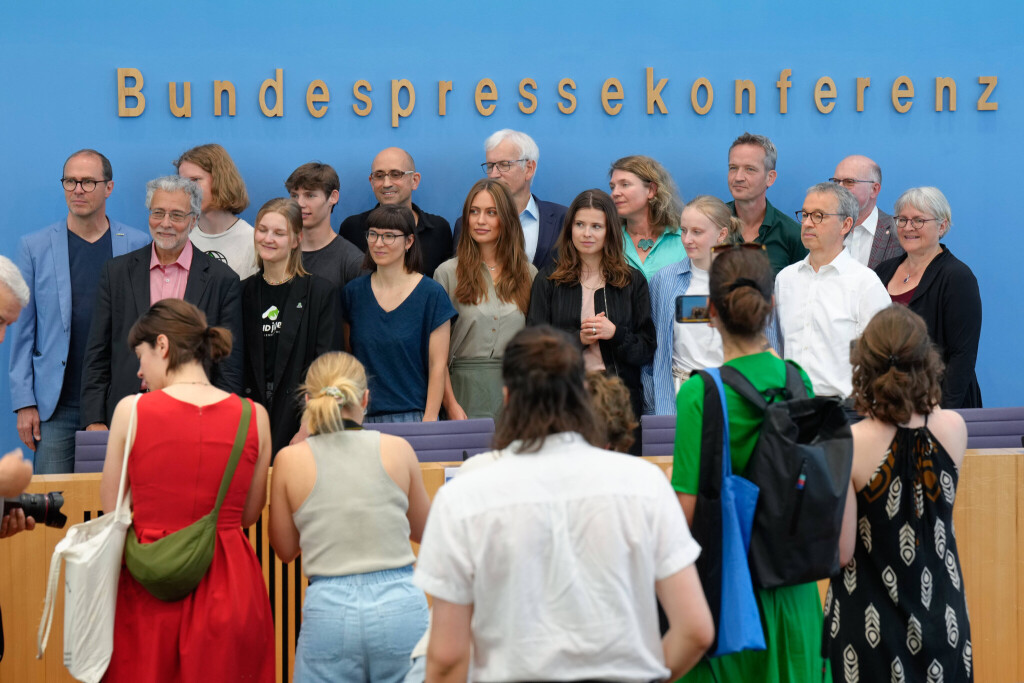 News Themen der Woche KW26 News Bilder des Tages Bundespressekonferenz, Neue Verfassungsbeschwerden gegen das Bundesklimaschutzgesetz Gruppenbild der Vertreterinnen und Vertreter der Klage und Verfassungsbeschwerde bei der Vorstellung der neuen Verfassungsbeschwerden gegen das Bundesklimaschutzgesetz in der Bundespressekonferenz Berlin Berlin Deutschland *** Federal Press Conference, New constitutional complaints against the Federal Climate Protection Act Group photo of the representatives of the lawsuit and constitutional complaint at the presentation of the new constitutional complaints against the Federal Climate Protection Act at the Federal Press Conference Berlin Berlin Germany