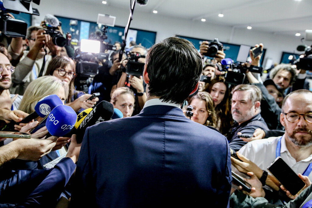 EU-Klimakommissar Wopke Hoekstra auf der COP29 in Baku umringt von Journalisten.