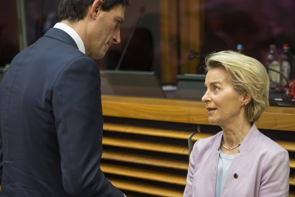 Klimakommissar Wopke Hoekstra und Kommissionschefin Ursula von der Leyen im Gespräch