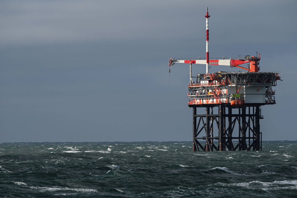 News Bilder des Tages Blick auf die Gasplattform NO5-A auf der Nordsee Blick auf die Bohrinsel des niederländischen Unternehmens One-Dyas. One-Dyas plant Erdgas vor der ostfriesischen Insel Borkum zu fördern. Borkum Niedersachsen Deutschland *** View of the NO5 A gas platform in the North Sea View of the drilling platform of the Dutch company One Dyas One Dyas plans to extract natural gas off the East Frisian island of Borkum Borkum Lower Saxony Germany Copyright: xdiebildwerftx