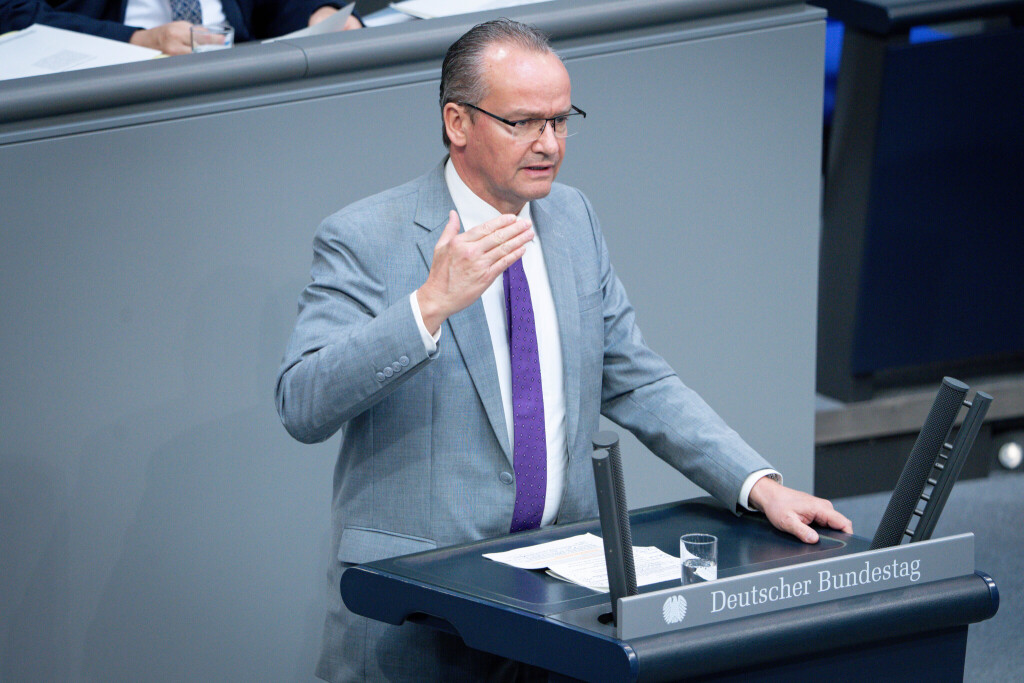 Deutscher Bundestag, 7. Plenarsitzung Gunther Krichbaum Staatsminister für Europa im Portrait bei Rede zum Tagesordnungspunkt Bundeswehreinsatz EUFOR ALTHEA bei der 7. Sitzung des Deutschen Bundestag in Berlin, 22.05.2025 Berlin Berlin Deutschland *** German Bundestag, 7th plenary session Gunther Krichbaum Minister of State for Europe in portrait during speech on the agenda item Federal Armed Forces deployment EUFOR ALTHEA at the 7th session of the German Bundestag in Berlin, 22 05 2025 Berlin Berlin Germany