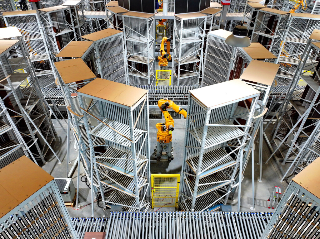 An intelligent robotic arm operates swiftly, with panel sorting and packaging proceeding in an orderly manner at a local workshop of a whole-house customization smart manufacturing project