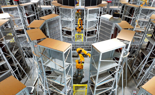 Ein intelligenter Roboterarm arbeitet schnell und sortiert und verpackt die Platten ordnungsgemäß in einer lokalen Werkstatt eines Smart-Manufacturing-Projekts für die individuelle Gestaltung ganzer Häuser