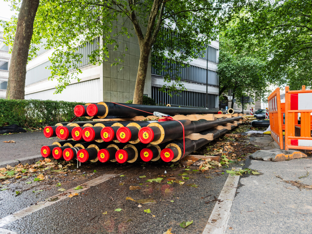 Ein Stapel mit Fernwärme Rohren an einer Baustelle in Wuppertal, Deutschland *** A stack of district heating pipes at a construction site in Wuppertal, Germany