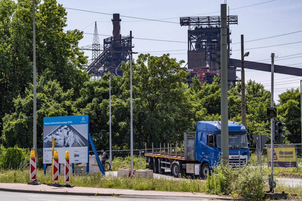 Baustellenschild der ersten Direktreduktionsanlage von Thyssenkrupp Steel, dem Projekt der Klimaneutralen Stahlproduktion, am bestehenden Stahlwerk in Duisburg-Farn, Roheisenproduktion ohne klassischen Hochofen, sondern unter Einsatz von Wasserstoff, soll bis Ende 2027 in Betrieb gehen, NRW, Deutschland Baustelle Grünes Stahlwerk *** Construction site sign for thyssenkrupp Steels first direct reduction plant, the climate-neutral steel production project, at the existing steelworks in Duisburg Farn, pig iron production without a conventional blast furnace but using hydrogen, to go into operation by the end of 2027, NRW, Germany Green steelworks construction site
