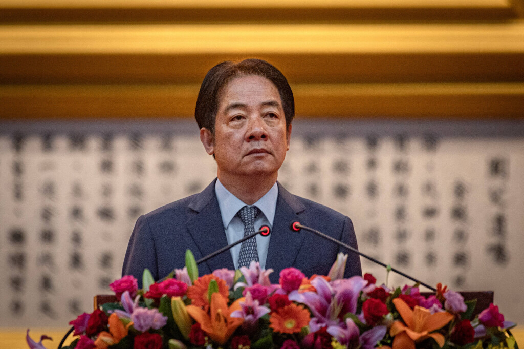 Präsident Lai Ching-te leitete persönlich die „Gemeinsame Abschlussfeier 2025 der drei Teilstreitkräfte und acht Militärakademien“ an der Militärakademie der Republik China (ROC) in Kaohsiung.