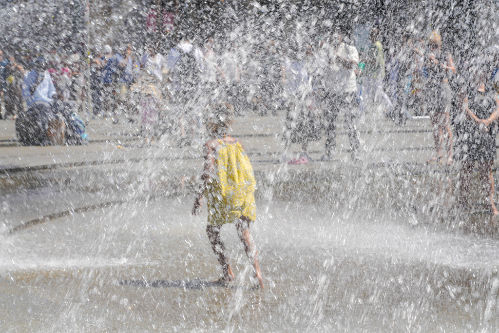 People Cooling Off In Fountain At Munich Karlsplatz Stachus During Heatwave People refresh themselves in the fountain at Munich Karlsplatz Stachus during a heatwave in Munich, Bavaria, Upper Bavaria, Germany, on June 28, 2025. Munich Germany Copyright: xMichaelxNguyenx originalFilename: nguyen-notitle250628_npUTf.jpg
