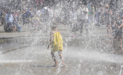 People Cooling Off In Fountain At Munich Karlsplatz Stachus During Heatwave People refresh themselves in the fountain at Munich Karlsplatz Stachus during a heatwave in Munich, Bavaria, Upper Bavaria, Germany, on June 28, 2025. Munich Germany Copyright: xMichaelxNguyenx originalFilename: nguyen-notitle250628_npUTf.jpg