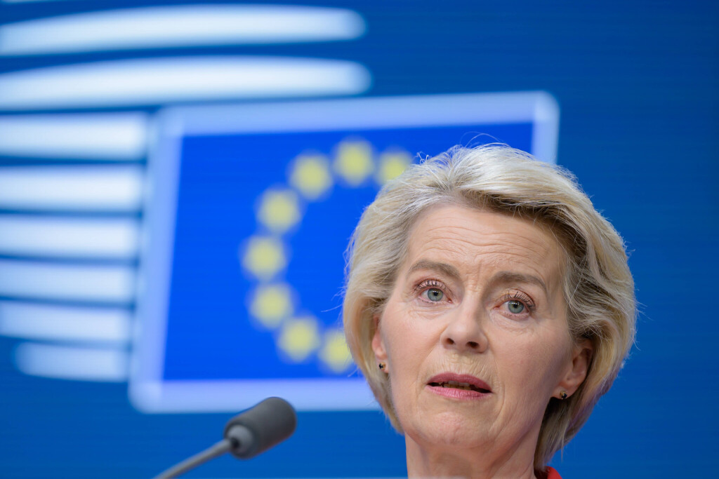 Ursula von der Leyen spricht auf einer Pressekonferenz in ein Mikro.