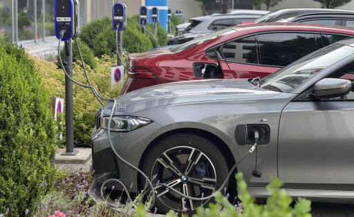 E-Autos werden auf einem Parkplatz voller Ladesaeulen geladen,,E-Auto wird geladen,Stecker waehrend dem Ladevorgang an einem E-Auto,E-Autos, Elektroauto,Ladestecker,Ladekabel, Ladesaeule,Ladebuchse, E-Mobilitaet,Elektrifizierung. Elektromobilitaet,Stecker. Autobauer,Auto,Autos,Automobile, Hersteller,Autoindustrie, Elektrofahrzeug,Elektrofahrzeuge.Ladestation. *** E cars are charged on a parking lot full of charging columns,,E car is charged,plug during the charging process on an E car,E cars, electric car,charging plug,charging cable,charging column,charging socket, E mobility,electrification electromobility,plug car manufacturer,car,cars,automobiles, manufacturer,car industry, electric vehicle,electric vehicles charging station