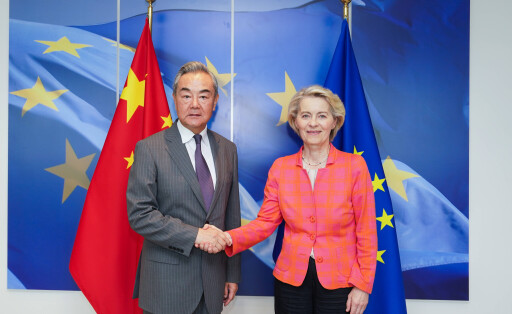 Wang Yi und Ursula von der Leyen schütteln sich die Hand.