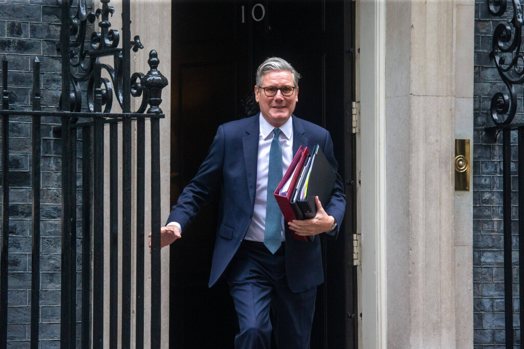 July 2, 2025, London, England, United Kingdom: UK Prime Minister Sir KEIR STARMER stumbles and holds on a rail as he leaves 10 Downing Street ahead of last PMQs in his 1st year in government. London United Kingdom - ZUMAs262 20250702_zip_s262_106 Copyright: Imago/ xTayfunxSalcix