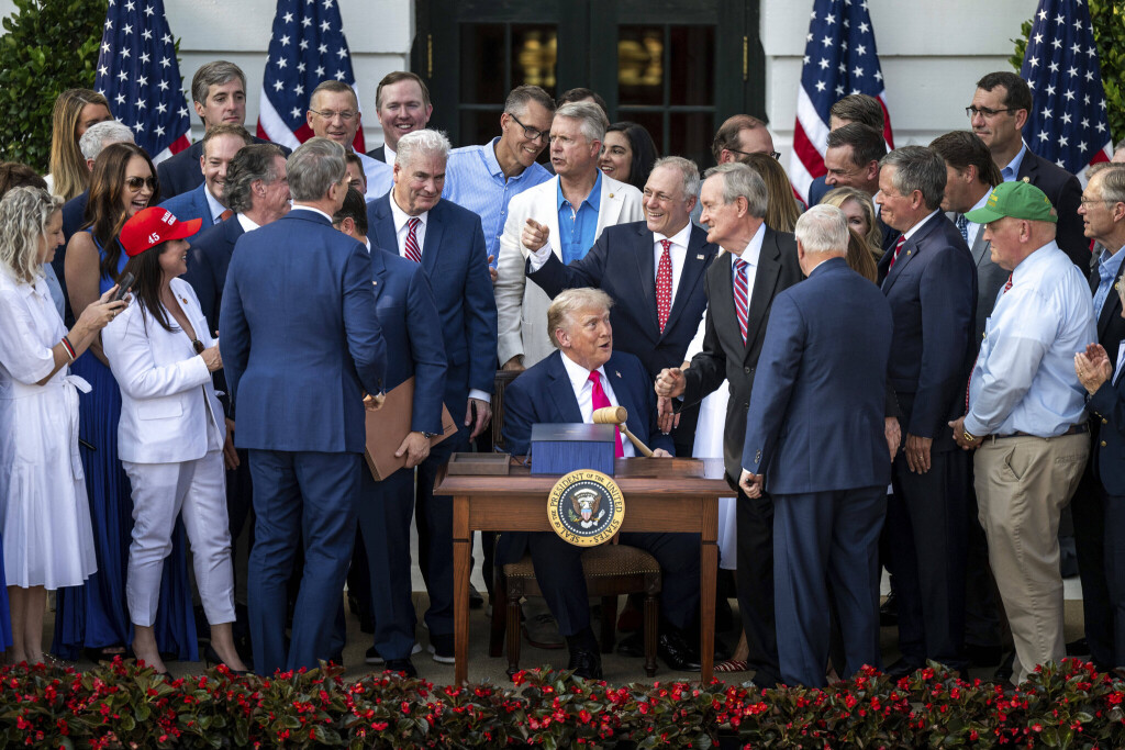 July 4, 2025, Washington, Dc, United States of America: U.S. President Donald Trump, celebrates with Cabinet members and Republican members of Congress after signing into law the One Big Beautiful Bill Act on the South Lawn of the White House, July 4, 2025, in Washington, D.C. Trump turned the normally non-partisanship White House 4th of July picnic into a political event. Washington United States of America - ZUMAp138 20250704_zaa_p138_019 Copyright: xMollyxRiley WhitexHouse
