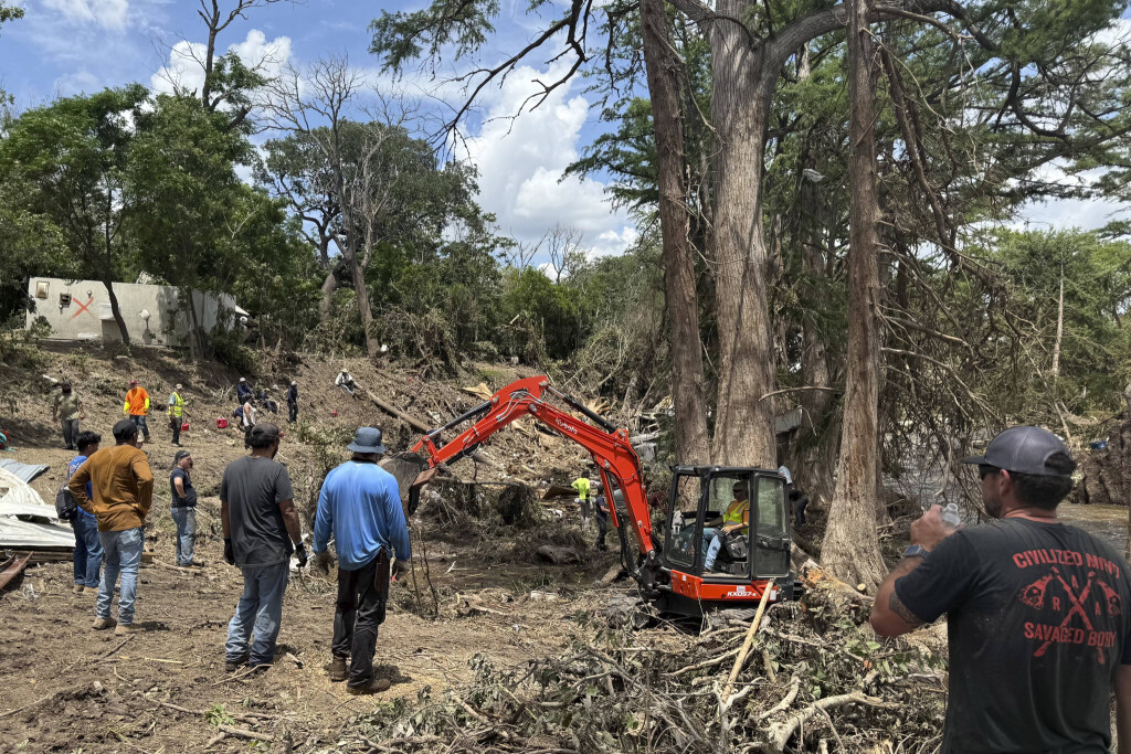 People collect debris in areas affected by recent flooding in Kerrville, United States, 09 July 2025 (issued 10 July 2025). Authorities have raised the death toll from the devastating floods in Central Texas over the Independence Day holiday weekend to 120, while more than 170 remain missing. Tragedy in Texas: Flood death toll rises to 120, missing to 170
