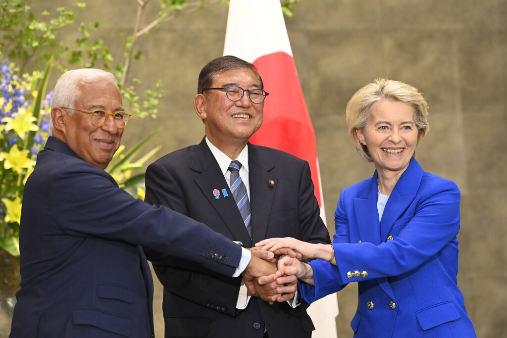 von der Leyen, Präsidentin der Europäischen Kommission (R), der Präsident des Europäischen Rates Antonio Costa (L) und der japanische Premierminister Ishiba Shigeru (C) geben sich die Hand im Rahmen des EU-Japan-Gipfels 2025.