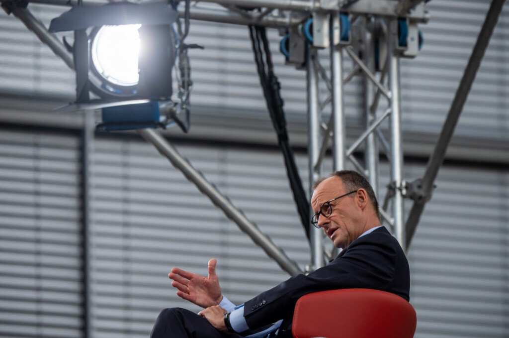 Bundeskanzler Friedrich Merz (CDU) sitzt beim ARD-Sommerinterview. Im Live Gespräch äussert sich Merz in der Sendung „Bericht aus Berlin“ zu aktuellen Themen.