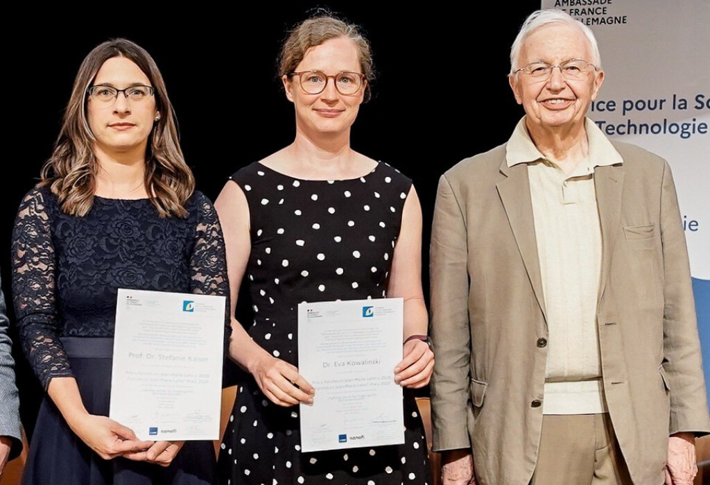 Die Forcheurs-Preisträgerinnen 2025: Stefanie Kaiser (li.) und Eva Kowalinski (Mitte) und der Schirmherr und Nobelpreisträger Jean-Marie Lehn.