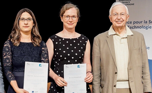 Die Forcheurs-Preisträgerinnen 2025: Stefanie Kaiser (li.) und Eva Kowalinski (Mitte) und der Schirmherr und Nobelpreisträger Jean-Marie Lehn.