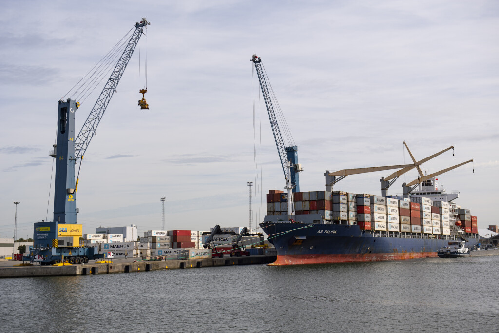Containerschiff im Hafen von Antwerpen