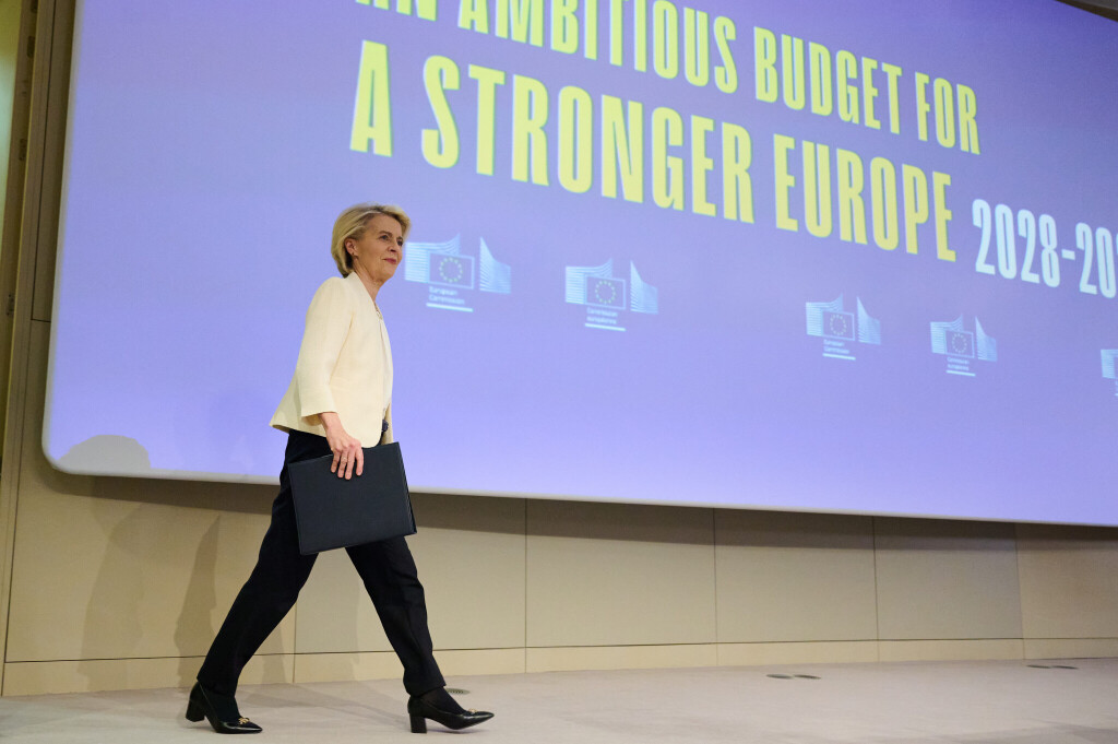 Ursula von der Leyen schreitet auf die Bühne, um den Kommissionsvorschlag für den MFR 2028-2034 zu präsentieren.