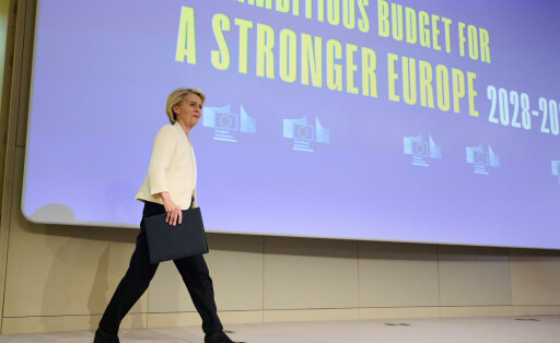 Ursula von der Leyen schreitet auf die Bühne, um den Kommissionsvorschlag für den MFR 2028-2034 zu präsentieren.