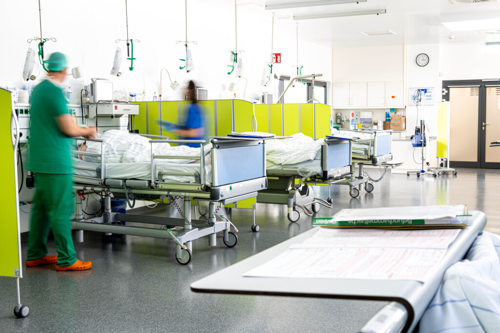 Ärztinnen und Pfleger versorgen Patientinnen im Aufwachraum vom Diako-Klinikum im Stadtteil Gröpelingen.