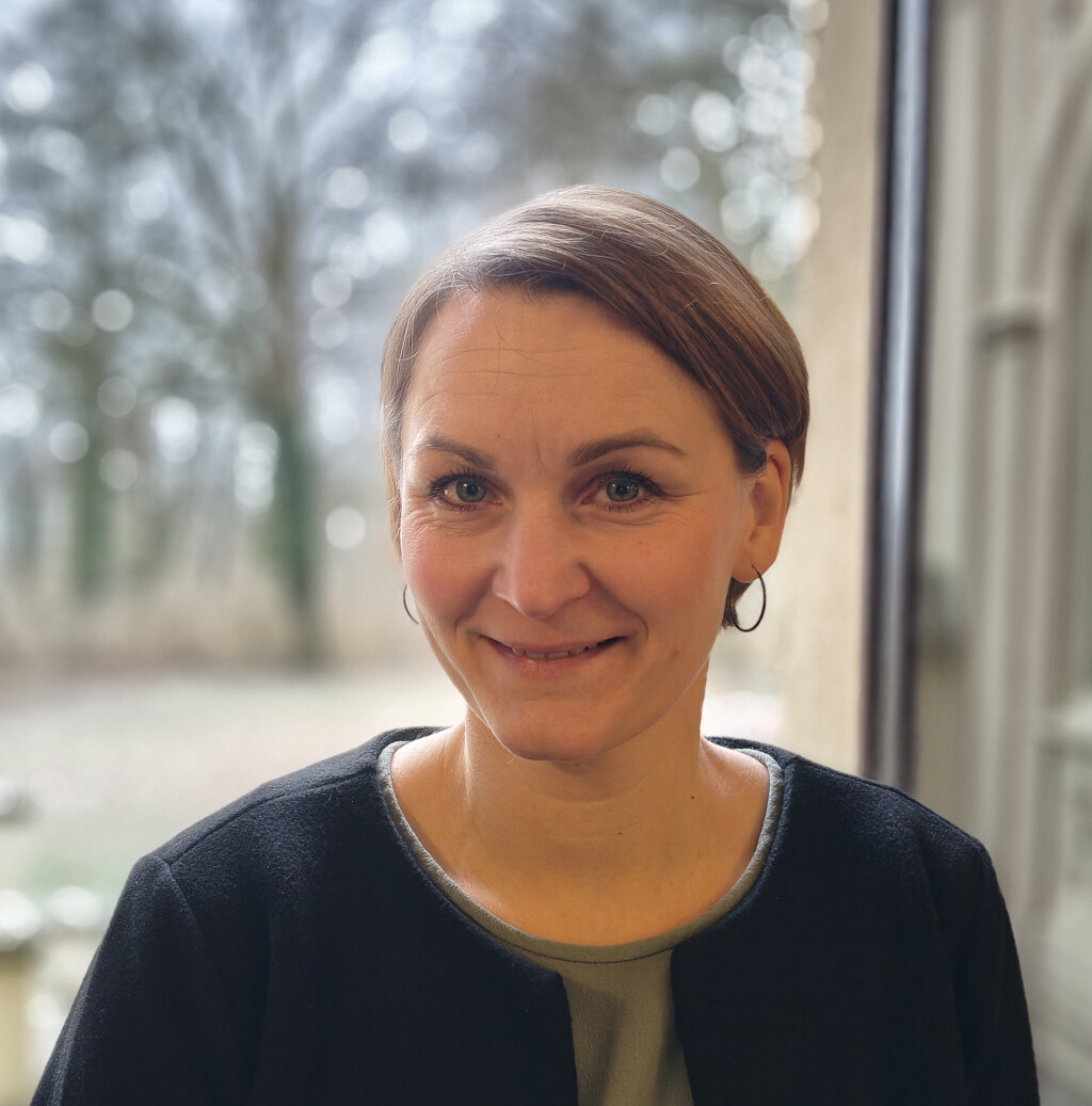 Porträtbild einer Frau mit glatten, kurzen Haaren und einem dunklen Oberteil: Tabea Lissner. Sie schaut direkt in die Kamera.