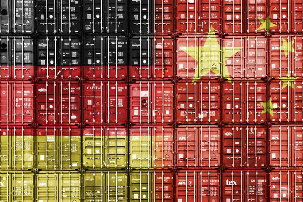 Gestapelte Container in den Nationalfarben von Deutschland und der Volksrepublik China.